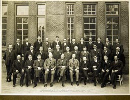 oude foto leeuw bier 1937 personeel voor fabrieksgebouw